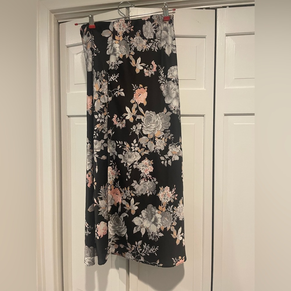 Francesca’s Mi Ami Floral Midi Skirt Size Medium